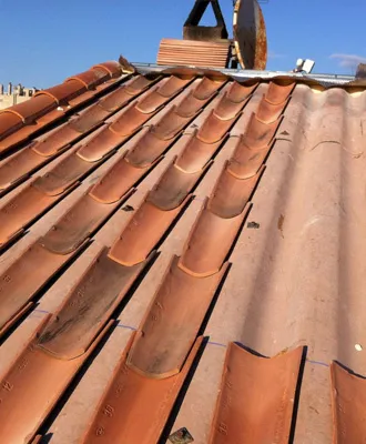 Chantier en cours — réfection complète d'une toiture en tuiles mécaniques par L.W. Rénovation à Maubeuge